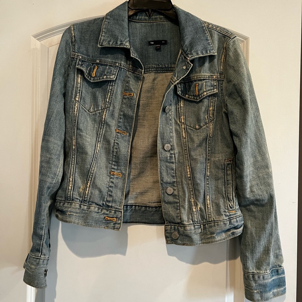GAP Denim distressed Jean Jacket. Womens Size Small. Medium wash.